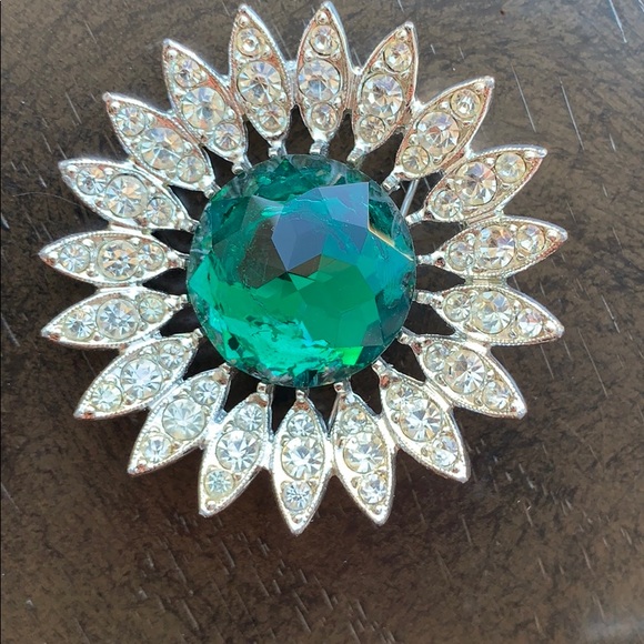 Vintage Brooch and Clip on Earrings - Picture 3 of 4